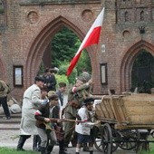 Rekonstrukcja historyczna walk powstańczych z 1944 roku przed kościołem poaugustiańskim w Ciechanowie