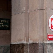 MSZ: Polska z ubolewaniem przyjmuje uruchomienie przez KE procedury z art. 7