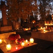 Msze św. i procesje na warszawskich cmentarzach