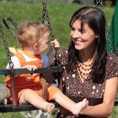 "Rzeczpospolita": Udogodnień dla matek coraz więcej
