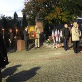 Modlitwa przy pomniku bł. ks. Jerzego, przed płocką Stanisławówką