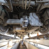 Czerwionka-Leszczyny. Służby techniczne pracują nad usunięciem wykolejonego pociągu