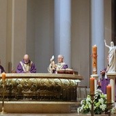 Abp Skworc modlił się za zmarłych katowickich biskupów i diecezjan