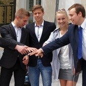 Inicjatorzy powołania Młodzieżowej Rady Miasta Ciechanowa po pomyślnym wyniku głosowania