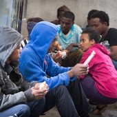 Migranci na dworcu w Mediolanie