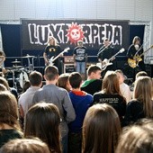 Zespół Luxtorpeda zagrał w Publicznym Gimnazjum im. Noblistów Polskich w Przasnyszu