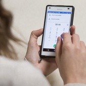 Badanie: Polacy najczęściej robią zakupy internetowe przez telefon komórkowy