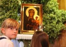 Najmłodsi przy obrazie Matki Bożej Częstochowskiej w imponującym, zielonym, lipowym tronie