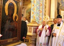 Bp Roman Marcinkowski i ks. proboszcz Teofil Kapuściński witają ikonę Matki Bożej