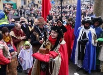 Orszaki Trzech Króli przejdą 6 stycznia ulicami 800 miast pod hasłem "W jasełkach leży!"