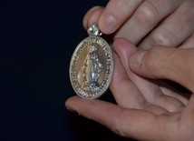 Cudowny medalik - znak rozpoznawczy na habicie sióstr miłosierdzia.