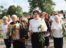 Członkinie Kół Żywego Różańca z białymi liliami witały obraz Matki Bożej