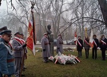 W 152. rocznicę wybuchu powstania styczniowego pod pomnikiem Tomasza Kolbego w Ciechanowie złożono kwiaty