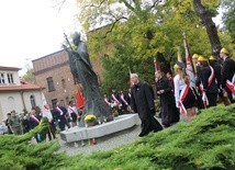 Modlitwa przy pomniku św. Jana Pawła II w Płocku