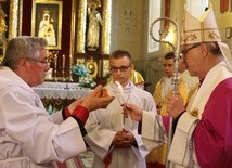 Bp Piotr Libera zapala "kaganek wiary" na rozpoczęcie doby nawiedzenia. W tle odnowiony ołtarz główny czernickiego kościoła