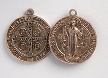 IHS czy PAX? Wyjaśnienie wątpliwości w sprawie medalika św. Benedykta