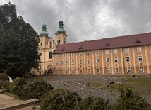 Skutki powodzi, która nawiedziła Kłodzko w klasztorze franciszkanów i w kościele Matki Bozej Różańcowej
