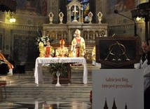 Bp Piotr Libera wraz z wiceprzewodniczącymi synodu: bp. Romanem Marcinkowskim i ks. prał. Mirosławem Milewskim odprawił Mszę św. na rozpoczęcie sesji plenarnej synodu