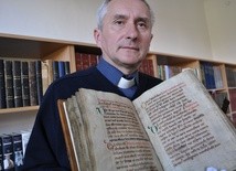 Ks. Dariusz Majewski, dyrektor Archiwum Diecezjalnego, z odzyskanym po 75 latach z Niemiec, XII-wiecznym Pontyfikałem Płockim