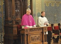 Bp Piotr Libera uczestniczy w nabożeństwie Gorzkich Żali w bazylice katedralnej