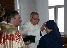 Bp Piotr Libera udzielił sakramentu namaszczenia chorych w kaplicy Domu Pomocy Społecznej w Przasnyszu, w którym posługują siostry szarytki