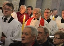 Nabożeństwo Gorzkich Żali w bazylice katedralnej zakończyła procesja eucharystyczna