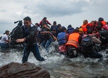 Uchodźcy przybijają do brzegu Lesbos