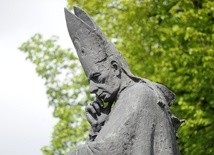 Pomnik kardynała Stefana Wyszuńskiego w Warszawie