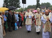 Bp Piotr Libera i o. Jarosław Kania, prowincjał bernardynów (po prawej) w czasie sumy odpustowej w Skępem