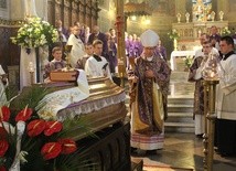Modlitwie za zmarłego kapłana w płockiej katedrze przewodniczył bp Piotr Libera