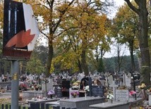 Znak "Miejsce Pamięci Narodowej" na cmentarzu w Dobrzykowie