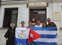 Kubańska młodzież z polską siostrą zakonną w sanktuarium Bożego Miłosierdzia w czasie Światowych Dni Młodzieży.