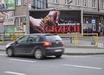 Akcja billboardowa Krajowego Ośrodka Duszpasterstwa Rodzin: "Konkubinat to grzech. Nie cudzołóż" w centrum Płocka