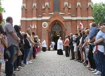 Długa kolejka wiernych oczekujących przed sanktuarium w Rostkowie na przyjęcie Komunii św. - to wymowny znak duchowego przeżywania nawiedzenia obrazu Matki Bożej Częstochowskiej