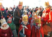 Dzieci z rypińskich przedszkoli i szkół, w nieodłącznych koronach, na Orszaku Trzech Króli