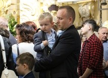 W czasie tegorocznego odpustu św. Antoniego w Ratowie cieszył widok m.in. wielu młodych rodziców z dziećmi.