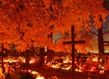 Ilu z tych, którzy spoczywają na tym cmenatrzu, jest już świętymi? Nie wiemy