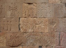 Krzyż ormiański na fasadzie światyni
