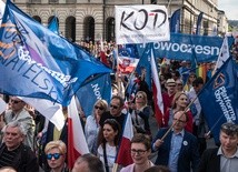 B. przewodniczący KOD oskarżony o przywłaszczenie pieniędzy