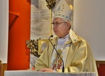 Abp Tomasz Peta głosi kazanie w płońskiej świątyni jubileuszowej Roku Miłosierdzia