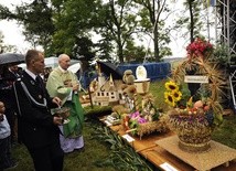 W czasie uroczystości dożynkowych gminy Pułtusk dziękowano za chleb i za ofiarną pracę rolników. Wieńce - wyraz dziękczynienia za tegoroczne plony, poświęcił ks. dziekan Wiesław Kosek