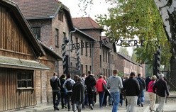 Trzeci dzień z papieżem: Auschwitz, szpital, Droga Krzyżowa