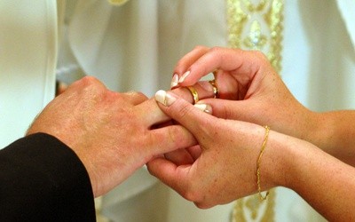 "Rzeczpospolita": Coraz mniej ślubów w kościele