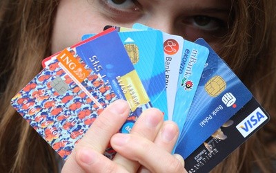 Lawinowo rośnie liczba kradzieży danych z kart bankomatowych. 