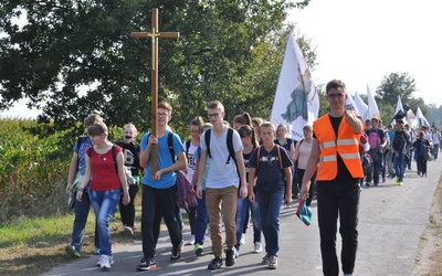 Młodzież z Ciechanowa i okolic od lat pieszo wędruje do sanktuarium św. Stanisława Kostki do Rostkowa
