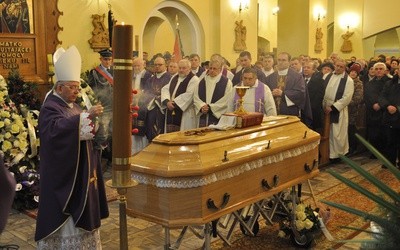 Pogrzeb ks. kan. Jerzego Bieńkowskiego w Zakroczymiu. Liturgii żałobnej przewodniczył bp Roman Marcinkowski