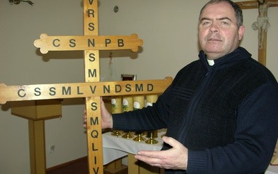 Ks. Zbigniew Kaniecki, duszpasterz trzeźwości w diecezji płockiej, wyjaśnia znaczenie krzyża "karawaki", który jest szczególnym drogowskazem dla wszystkich proszących o trzeźwość