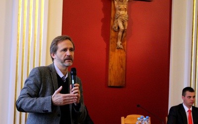 Na sympozjum WSD o wolontariacie opowiadał Dariusz Pietrowski, prezes Centrum Wolontariatu w Warszawie