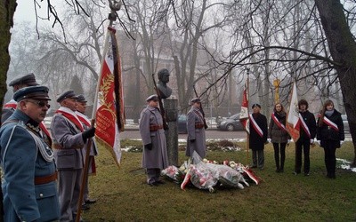 W 152. rocznicę wybuchu powstania styczniowego pod pomnikiem Tomasza Kolbego w Ciechanowie złożono kwiaty