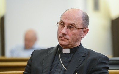 Abp Polak: Stanowisko Kościoła w kwestii uchodźców jest bardzo mocno kontestowane